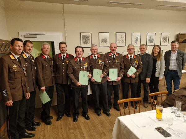 Für 40 Jahre verdienstvolle Tätigkeit im Feuerwehrwesen: (v.l.n.r) HFM Franz Holzer, HFM Alois Wilfinger, HFM Franz Lechner, OBI a.D. Hans-Jörg Holzer, OLM Bernhard Haberler und HBI Karl Lugitsch