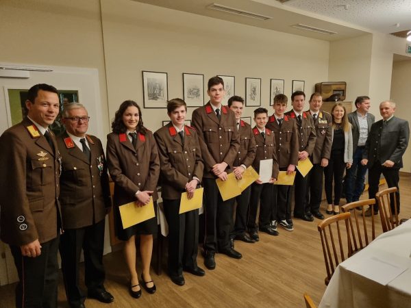 Zum Feuerwehrmann anbgelobt wurden: (v.l.n.r.): Theresa Schlögl, Markus Lugitsch, Maximilian König, Johannes Gigler, Florian Jöstl, Florian Kittinger und Markus Gruber
