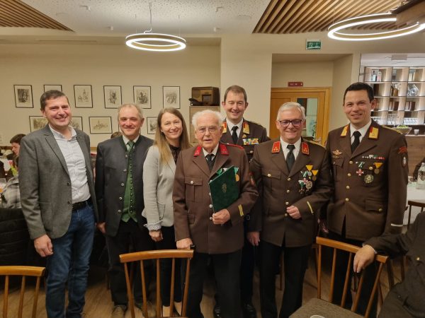Für 80 Jahre verdienstvolle Tätigkeit im Feuerwehrwesen: HFM Alois Gruber